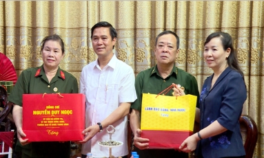  Phó Chủ tịch UBND Lê Xuân Lợi thăm, tặng quà người có công tại xã Yên Phong và Yên Trung